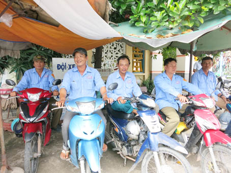Các thành viên Đội xe ôm tự quản bảo vệ an ninh trật tự Bến phà Cát Lái.