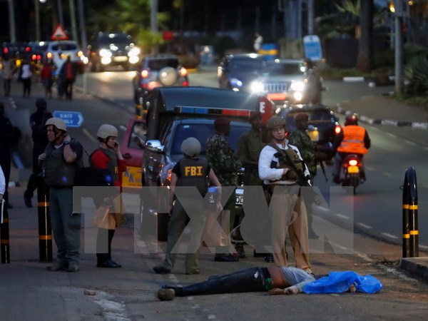 Cảnh sát điều tra tại hiện trường vụ tấn công bên ngoài Đại sứ quán Mỹ ở Nairobi ngày 27/10. (Nguồn: EPA/TTXVN)