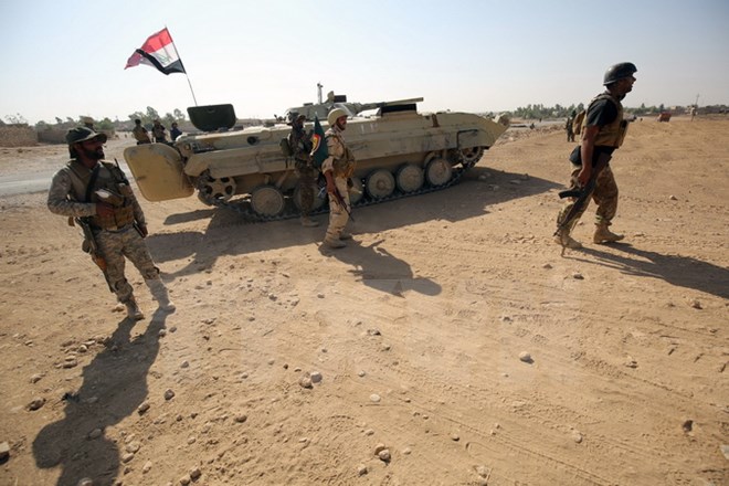 Các lực lượng Iraq trong chiến dịch truy quét IS tại làng Salmani, phía Nam Mosul, ngày 30/10. (Nguồn: AFP/TTXVN)