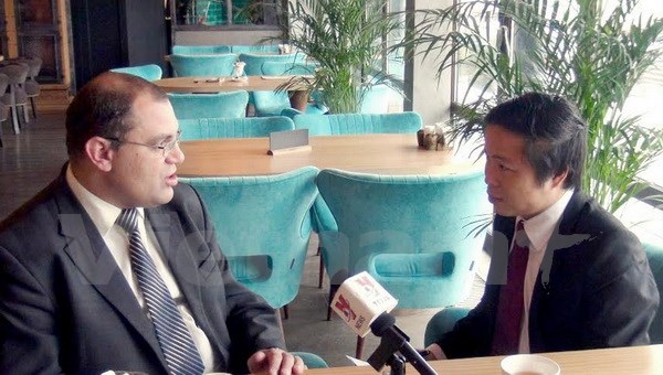Chuyên gia Aleksey Fenenko trả lời phỏng vấn phóng viên TTXVN. (Ảnh: Dương Trí-Quang Vinh/Vietnam+)