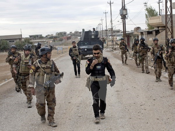 Binh sỹ Iraq trong chiến dịch truy quét IS tại khu vực Gogjali, Mosul ngày 2/11. (Nguồn: AP/TTXVN)