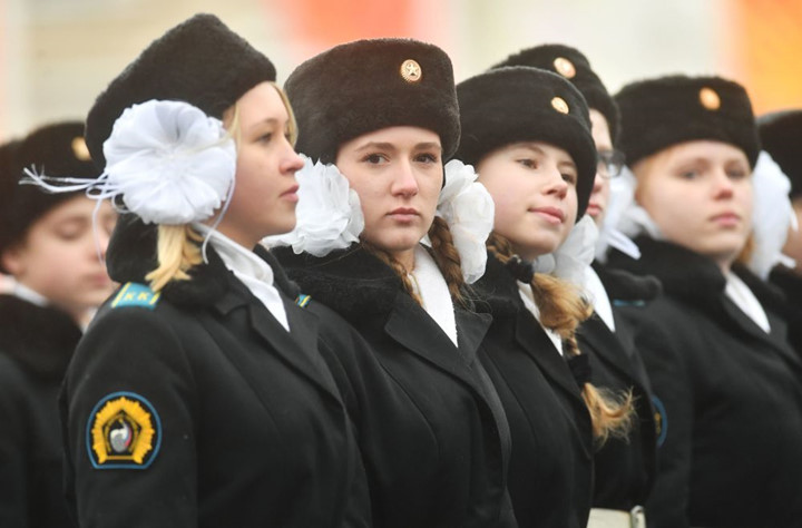 Nữ chiến sĩ học viện quân sự Nga diễu hành kỷ niệm 75 năm cuộc duyệt binh lịch sử năm 1941