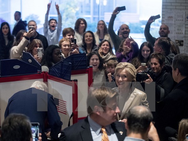 Ứng viên Hillary Clinton (phải, giữa) cùng chồng là cựu Tổng thống Bill Clinton (trái, giữa) bỏ phiếu bầu tại Chappaqua, New York, ngày 8/11. (Nguồn: AP/TTXVN)