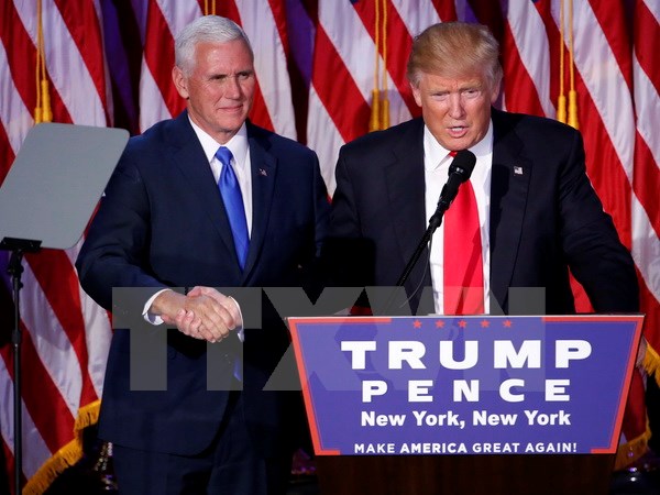 Tổng thống mới đắc cử Donald Trump (phải) phát biểu sau khi giành chiến thắng trong cuộc bầu cử Tổng thống Mỹ tại New York ngày 8/11. (Nguồn: EPA/TTXVN)