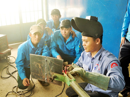Thầy Nguyễn Hữu Mạnh, giảng viên Khoa Cơ khí sáng tạo, hướng dẫn cách vận hành máy cho các học viên.