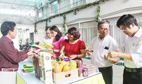Các đại biểu tham quan gian hàng trưng bày các sản phẩm trái cây và nông sản chế biến của các doanh nghiệp và hợp tác xã ở Đồng Nai. Ảnh: B.Nguyên