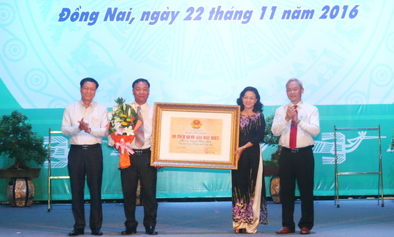 Bí thư Tỉnh ủy Nguyễn Phú Cường (ngoài cùng bên phải), cùng đại diện Bộ Văn hóa – thể thao và du lịch trao Bằng xếp hạng di tích cấp quốc gia đặc biệt đối với di tích Mộ Cự thạch Hàng Gòn cho lãnh đạo UBND TX.Long Khánh