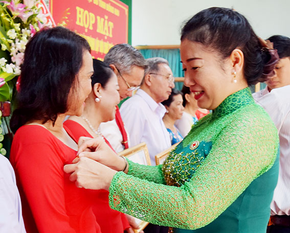 Bà Đỗ Thị Phước Thiện, Chủ tịch Hội Chữ thập đỏ tỉnh trao kỷ niệm chương cho các cá nhân