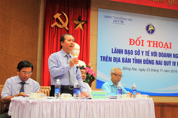 Giám đốc Sở Y tế Huỳnh Minh Hoàn trả lời thắc mắc của các doanh nghiệp. Ảnh: Ngọc Thư.