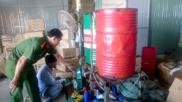 PC46 đang kiểm tra cơ sở sản xuất dầu nhớ giả ở khu phố 10, phường Tân Phong, TP.Biên Hòa.