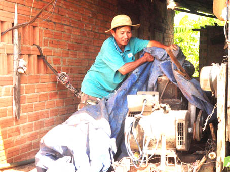 Máy phát điện chạy dầu của ông Nguyễn Ngọc Giàu giờ cất trong kho vì đã có điện thay thế.