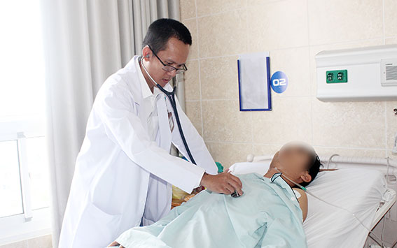 Bác sĩ Quản Minh Trị, Phó Khoa Ngoại lồng ngực Bệnh viện đa khoa Đồng Nai tái khám cho bệnh nhân Nguyễn Ngọc Tài.