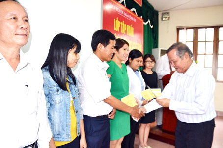 Phó chủ tịch Hội Âm nhạc Việt Nam Trần Long Ẩntrao giấy chứng nhận cho các học viên. Ảnh: K.Giới