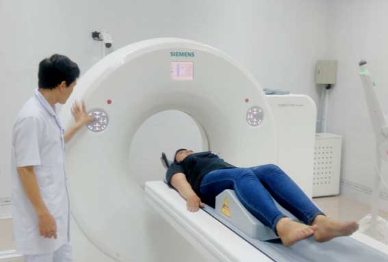 Nhân viên y tế thuộc Trung tâm y tế huyện Trảng Bom chuẩn bị chụp CT scanner cho một bệnh nhân. 