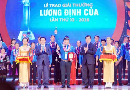 Phó thủ tướng Vương Đình Huệ và Bí thư thứ nhất Trung ương Đoàn Lê Quốc Phong trao giải thưởng Lương Định Của lần thứ XI-2016.