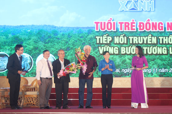 Ủy viên Ban TVTU, Trưởng ban Tuyên giáo Tỉnh ủy Đặng Mạnh Trung (thứ 2 từ trái sang) và Bí thư Tỉnh đoàn Bùi Thị Bích Thủy (thứ 2 từ phải sang) tặng hoa cho các đại biểu tham gia tọa đàm. Ảnh: N.SƠN