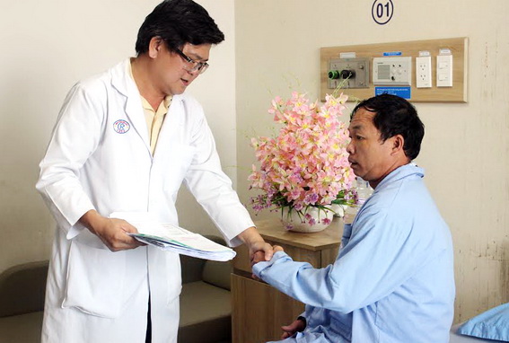 Bác sĩ Hà Đức Thắng, Bệnh viện đa khoa Đồng Nai tái khám cho bệnh nhân Lê Công Trung