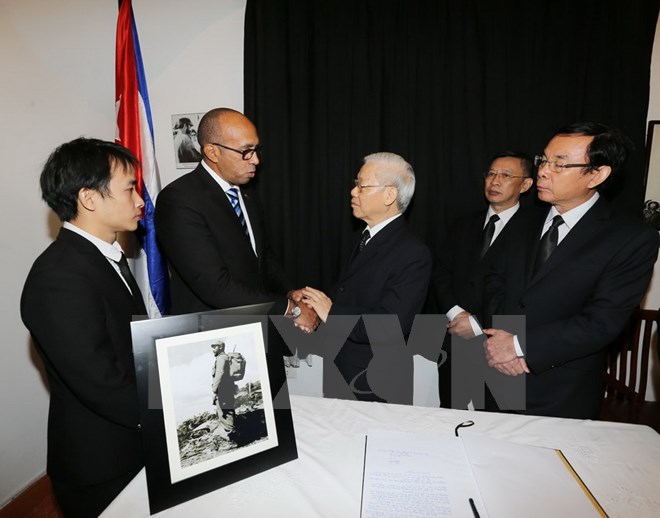 Tổng Bí thư Nguyễn Phú Trọng chia buồn với Đại sứ Cuba Herminio Lope Diaz. (Ảnh: Trí Dũng/TTXVN)