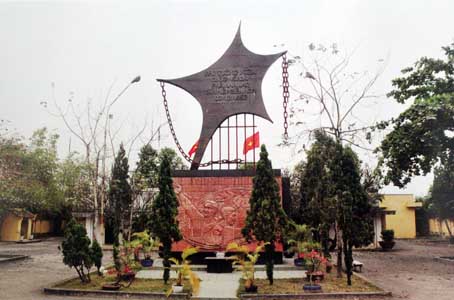 Mặt trước của Đài tưởng niệm cuộc nổi dậy phá Nhà lao Tân Hiệp 2-12-1956.