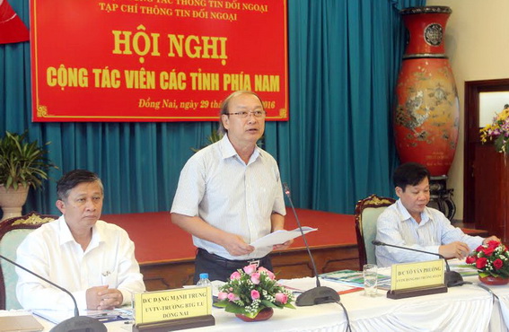 Đồng chí Võ Văn Phuông, Ủy viên Trung ương Đảng, Phó trưởng ban Tuyên giáo Trung ương, Phó trưởng ban chỉ đạo công tác thông tin đối ngoại Trung ương phát biểu tại hội nghị