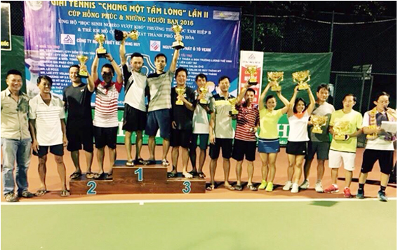 Ban tổ chức trao giải cho các tay vợt đoạt thứ hạng tại giải.