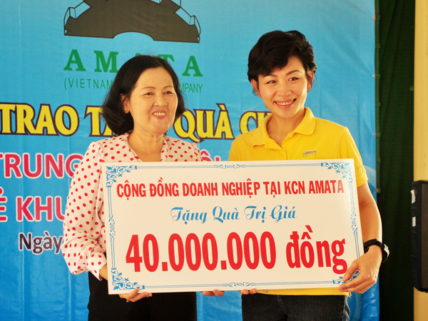 Đại diện công ty cổ phần Amata Việt Nam tặng phần quà cho đại diện Trung tâm (ảnh: Đăng Tùng)