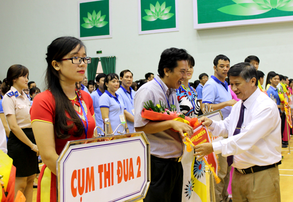 Đồng chí Đặng Mạnh Trung, Ủy viên Ban TVTU, Trưởng ban Tuyên giáo Tỉnh ủy trao cờ lưu niệm cho các đoàn tham dự