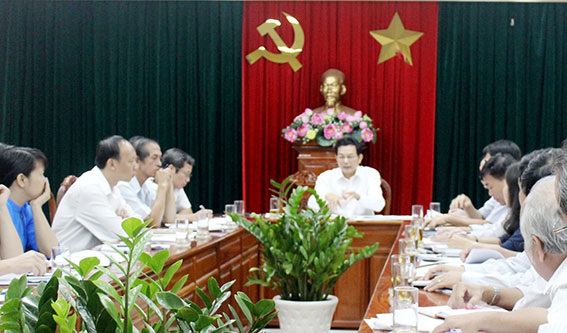 Phó chủ tịch UBND tỉnh Võ Văn Chánh chủ trì buổi làm việc. Ảnh: B.Nguyên
