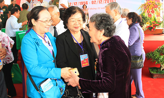 Đồng chí Trương Mỹ Hoa, nguyên Phó chủ tịch nước CHXHCNVN (giữa) trò chuyện cùng các đồng đội năm xưa tại buổi gặp mặt.