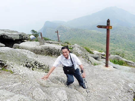 Một du khách từ Đồng Nai đang “lê lết“ chinh phục đỉnh Phù Vân. Ảnh: B.THUẬN