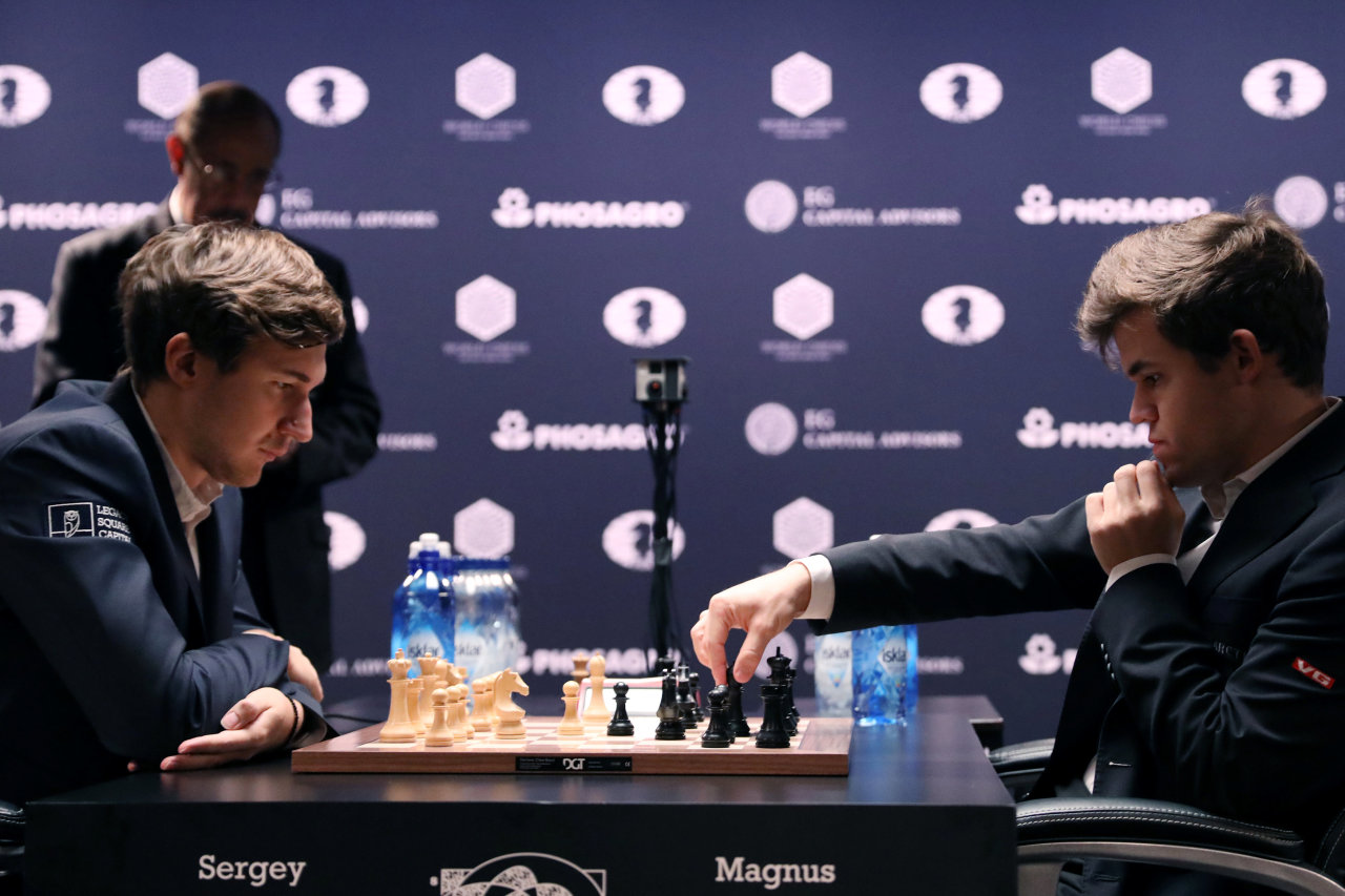 Carlsen (phải) và Karjakin trong trận đấu tie-break quyết định. Ảnh: REUTERS