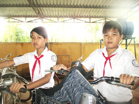 Xe đạp là phương tiện đến trường của phần lớn học sinh xã Sông Nhạn.