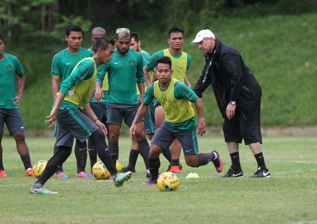 Huấn luyện viên Alfred Riedl tuyên bố cho đội tuyển Indonesia chơi tấn công. Đây cũng là giải pháp nhằm giảm áp lực cho hàng phòng ngự chịu tổn thất nặng nề khi mất 2 cầu thủ trụ cột.