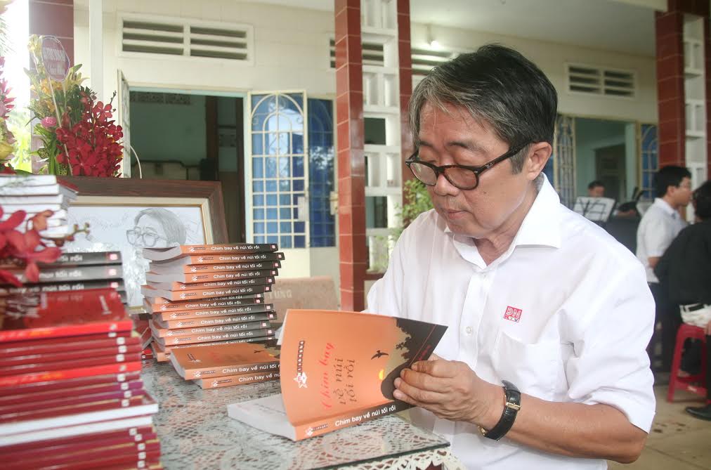 Nhà báo Mai Sông Bé, Giám đốc Đài Phát thanh – truyền hình Đồng Nai ký tặng sách Chim bay về núi tối rồi