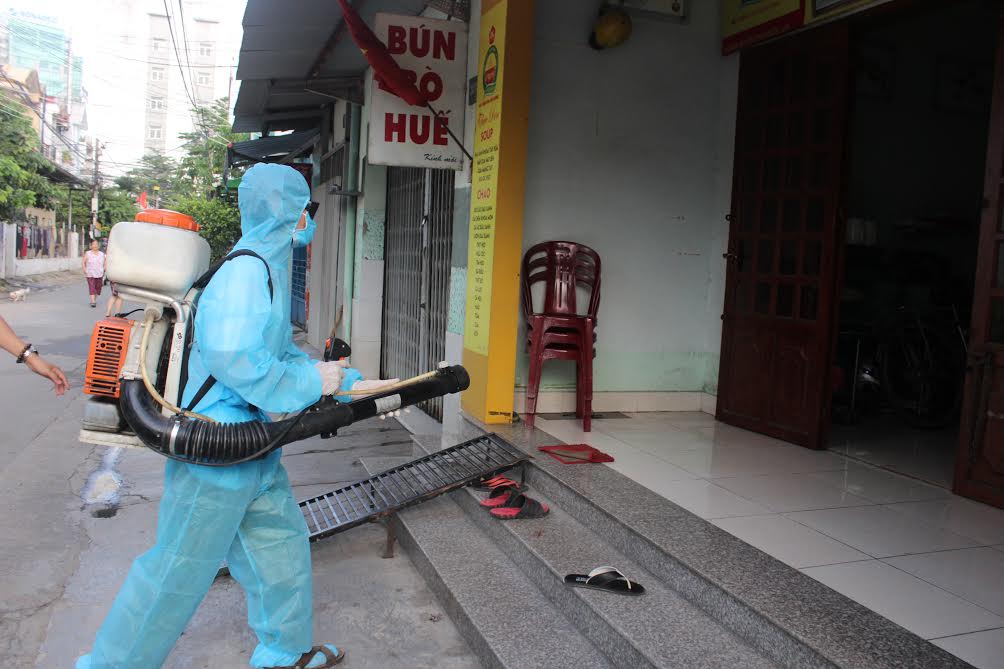 Cộng tác viên y tế phun thuốc diệt hóa chất diệt muỗi ở KP10, phường An Bình