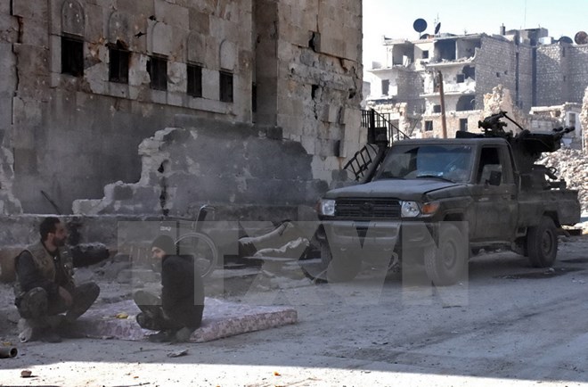 Quân đội Chính phủ Syria tuần tra tại Bab al-Nairab, Aleppo ngày 10/12. (Nguồn: AFP/TTXVN)