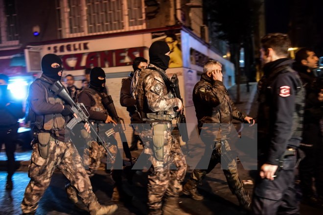 Cảnh sát Thổ Nhĩ Kỳ điều tra tại hiện trường vụ đánh bom ở Istanbul. (Nguồn: AFP/TTXVN)