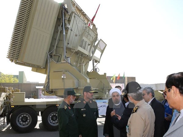 Tổng thống Iran Hassan Rouhani (thứ 3, bên trái) và Bộ trưởng Quốc phòng Iran Hossein Dehghan (thứ 2, bên trái) thị sát hệ thống tên lửa phòng không mới Bavar-373 ở Tehran ngày 21/8. (Nguồn: REUTERS/TTXVN)