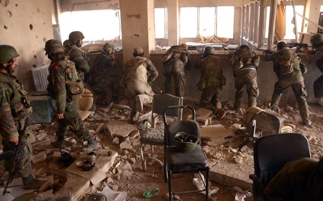 Binh sỹ quân đội Syria đang giành ưu thế tại thành phố Aleppo. (Nguồn: Russia Insider)
