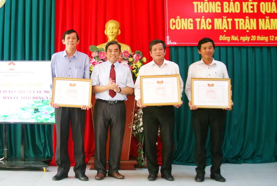  Chủ tịch Ủy ban MTTQ Việt Nam tỉnh Huỳnh Văn Tới trao Bằng khen cho 3 đơn vị báo chí có thành tích xuất sắc tham gia Hội thi tuyên truyền về mô hình tự quản ở khu dân cư tỉnh Đồng Nai năm 2016.