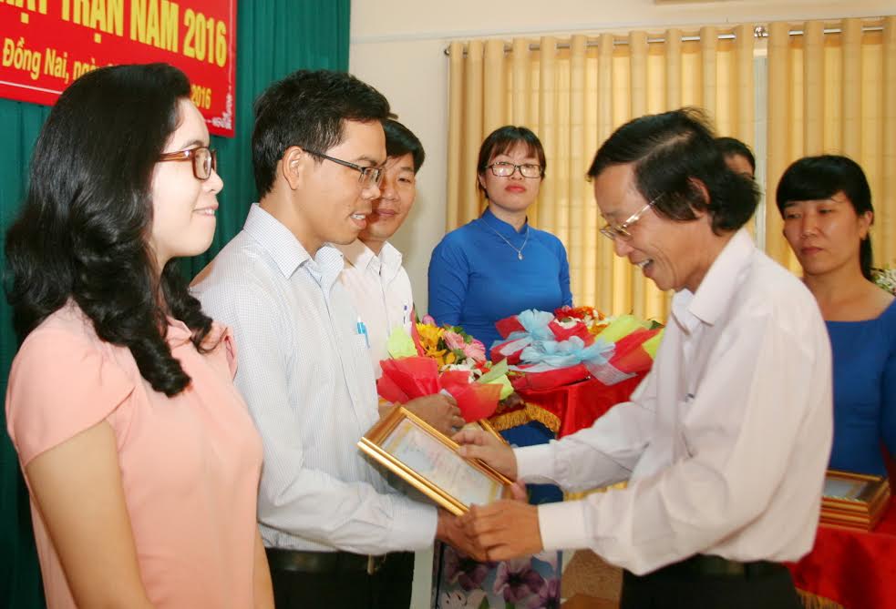 Phó Trưởng Ban Tuyên giáo Tỉnh ủy Bùi Quang Huy trao giải ba cho các tác giả tham gia hội thi.
