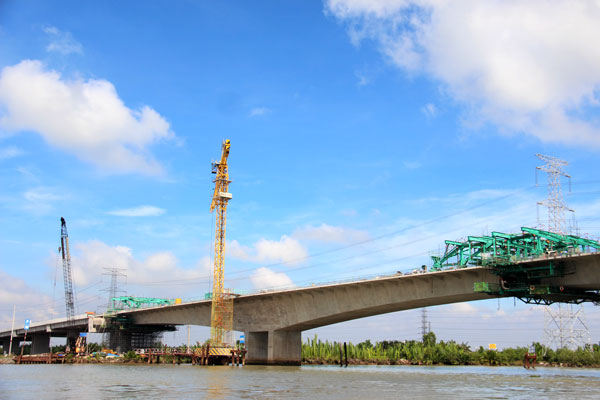 Cầu Sông Chà được khởi công vào cuối tháng 10-2014, đến nay hợp long rút ngắn thời gian thi công 4 tháng so với kế hoạch