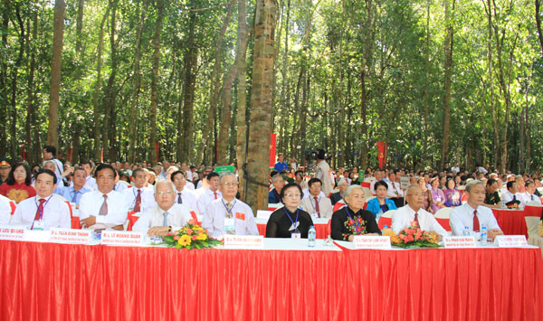 Lãnh đạo tỉnh cùng các đại biểu tham dự lễ kỷ niệm