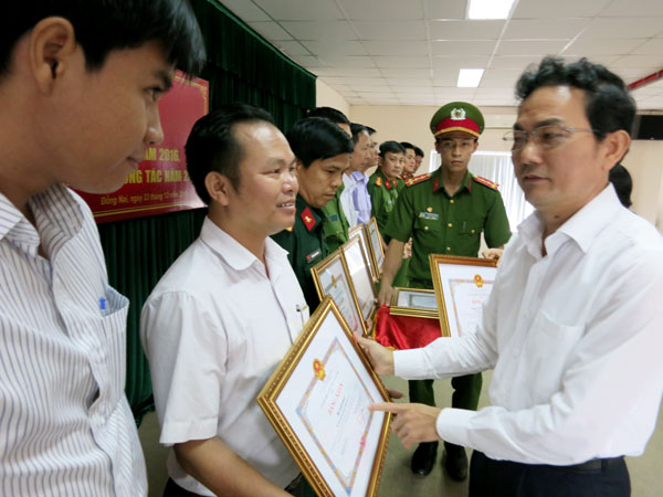 Phó chủ tịch UBND tỉnh Võ Văn Chánh trao bằng khen của UBND tỉnh cho các tập thể xuất sắc trong công tác PCCC.