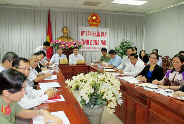 Ông Nguyễn Quốc Hùng, Phó Chủ tịch UBND tỉnh và ông Viên Hồng Tiến, Giám đốc Sở Tư Pháp tỉnh cùng các ngành, đơn vị tại điểm cầu tỉnh Đồng Nai.