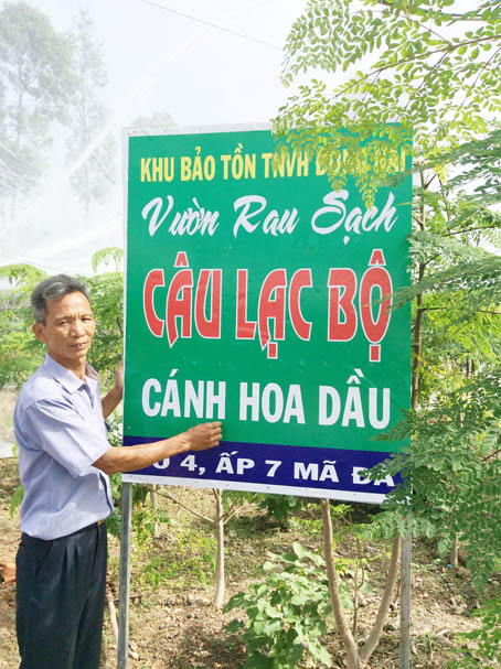 Chủ nhiệm Câu lạc bộ Cánh Hoa Dầu (ấp 7, xã Mã Đà, huyện Vĩnh Cửu) Phan Thanh Huyền giới thiệu về câu lạc bộ xanh của mình.