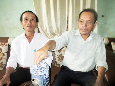 Cuộc sống ổn định, 2 ông Vi Văn Quang (phải) và Lương Văn Xuân kêu gọi đồng bào Thái ở cùng quê đến xã Bàu Cạn lập nghiệp.