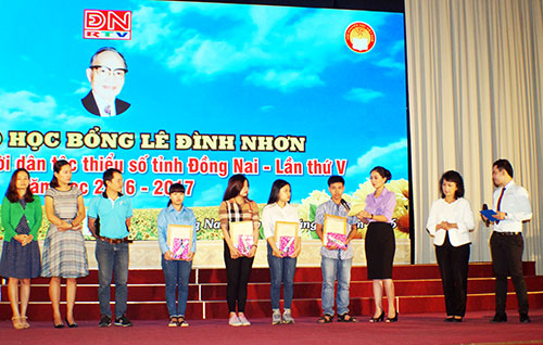 Ban tổ chức trao học bổng Lê Đình Nhơn cho các sinh viên