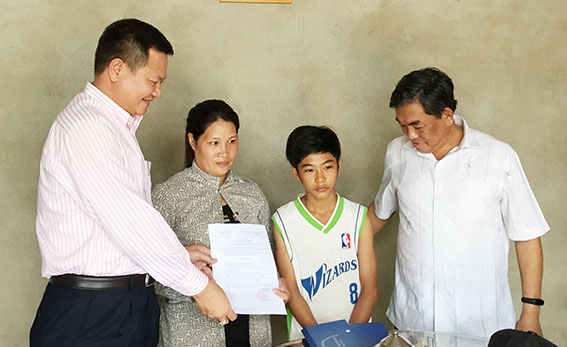 Đại diện Ngân hàng và  Chủ tịch Uỷ ban MTTQ tỉnh Huỳnh Văn Tới trao nhà tình thương cho gia đình 