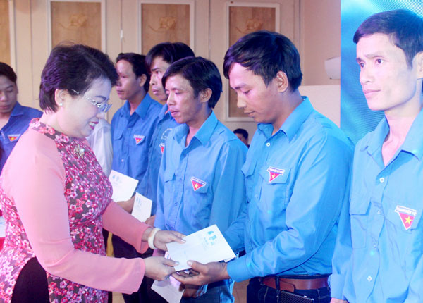 Đồng chí Phan Thị Mỹ Thanh, Phó bí thư Tỉnh ủy tặng quà cho cán bộ Đoàn cơ sở tiêu biểu có hoàn cảnh khó khăn